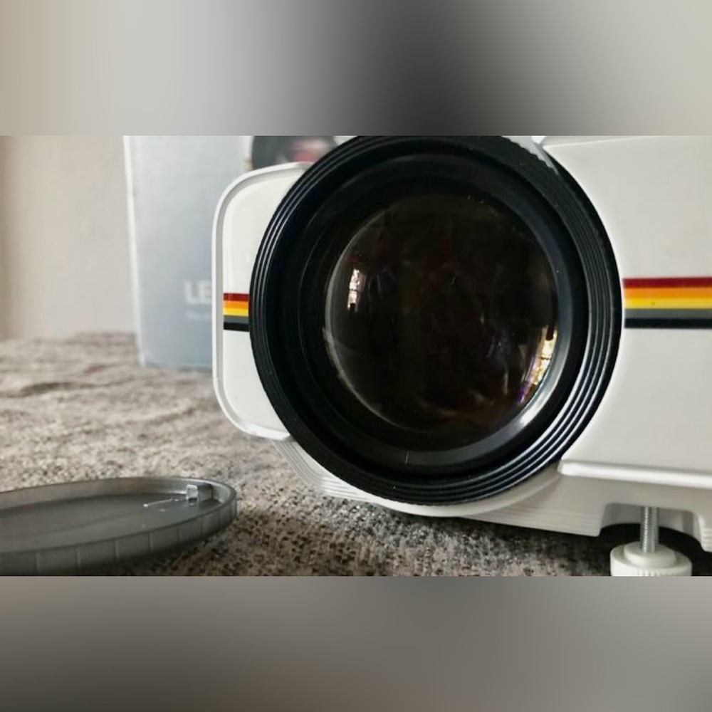ELEPHAS- Mini Led Projector - Picture 2 of 7